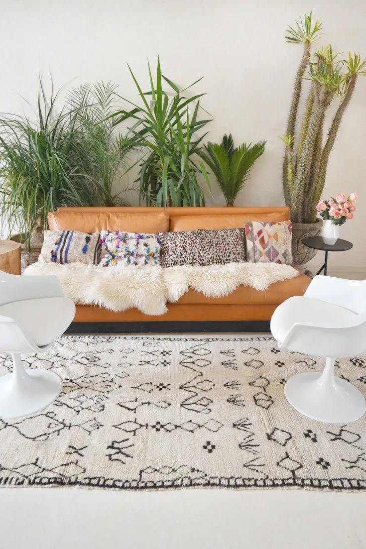 AZILAL. 9'9"x4'Vintage Moroccan Rug. Wool Boucherouite Carpet. Modern Design.