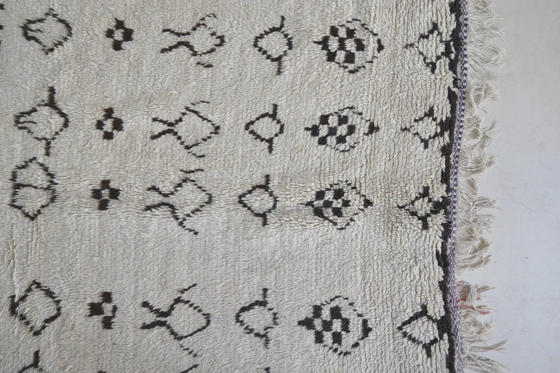 AZILAL. 9'9"x4'Vintage Moroccan Rug. Wool Boucherouite Carpet. Modern Design.