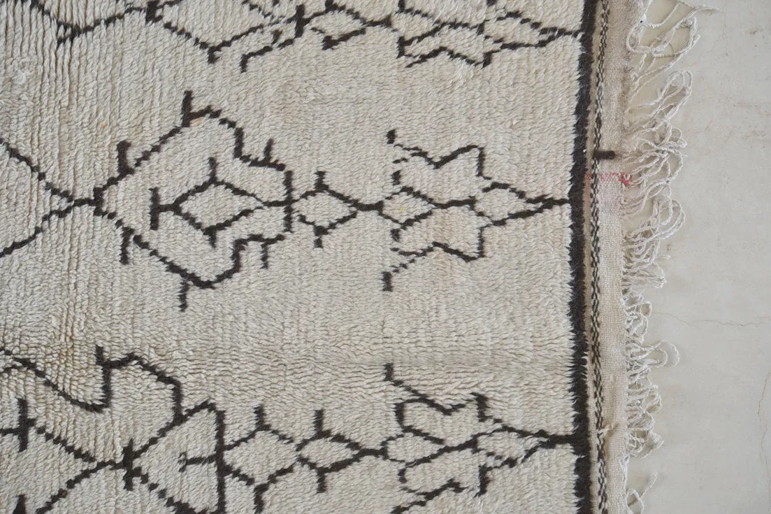 AZILAL. 9'9"x4'Vintage Moroccan Rug. Wool Boucherouite Carpet. Modern Design.