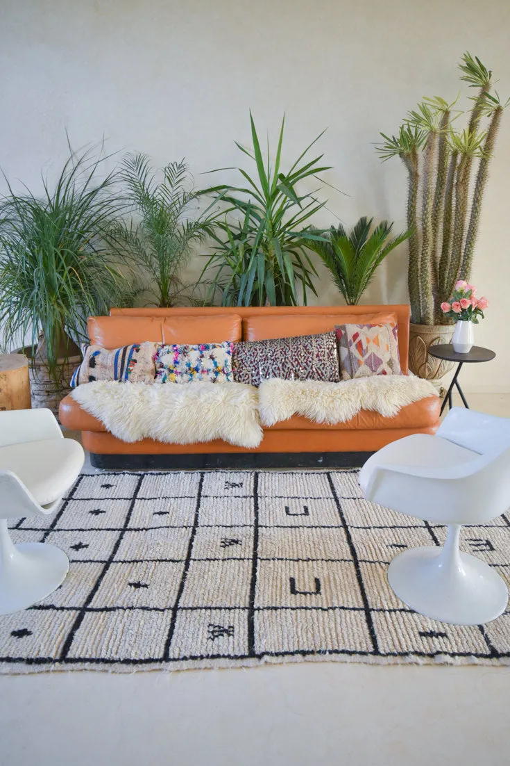 Azilal . Vintage Moroccan Rug. Wool Boucherouite Carpet. Modern Design.
