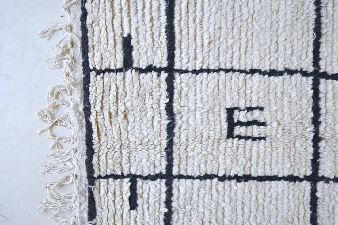 Azilal . Vintage Moroccan Rug. Wool Boucherouite Carpet. Modern Design.